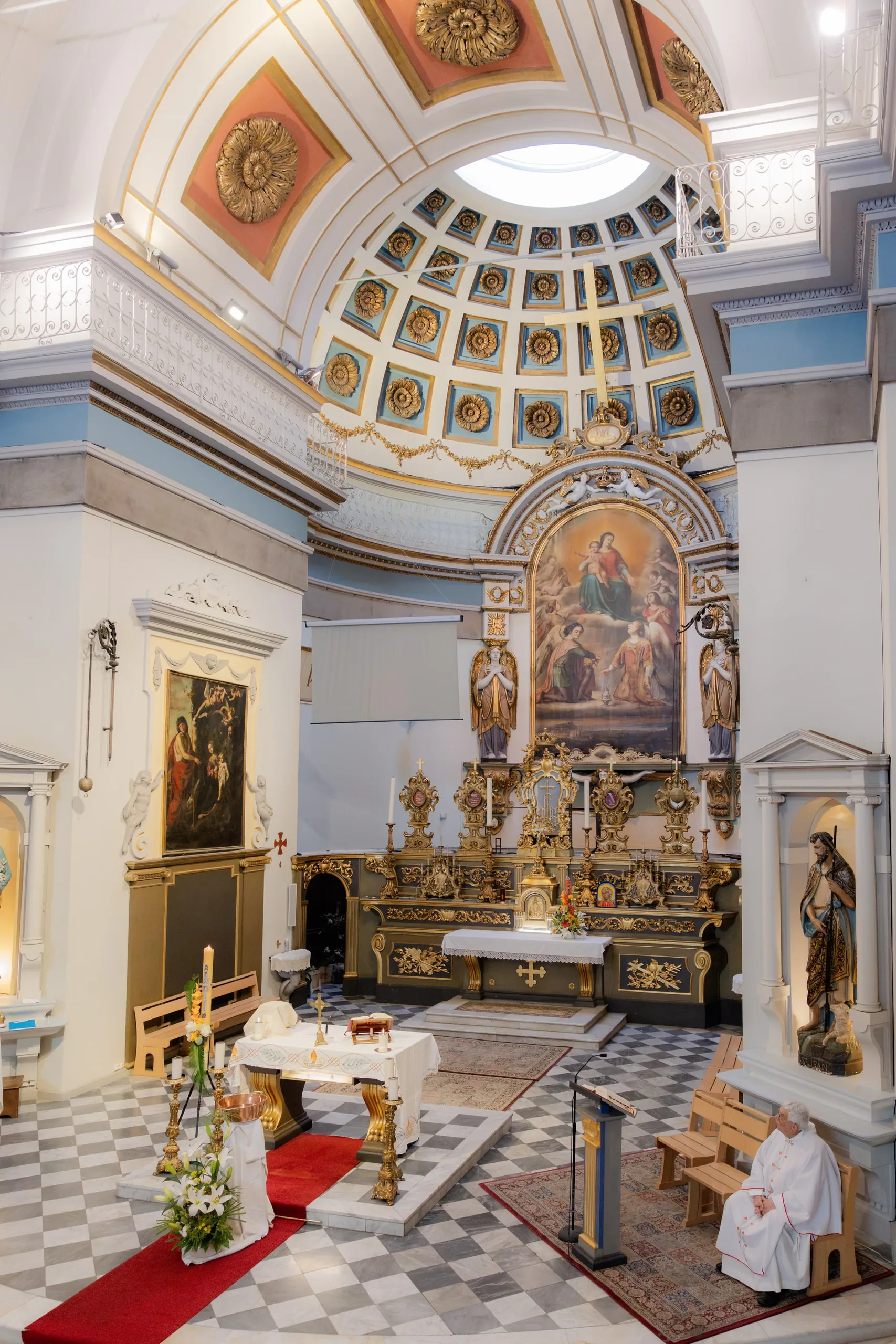 Le chœur de l'église sous sa coupole à caissons, l'allée au tapis rouge menant à l'autel