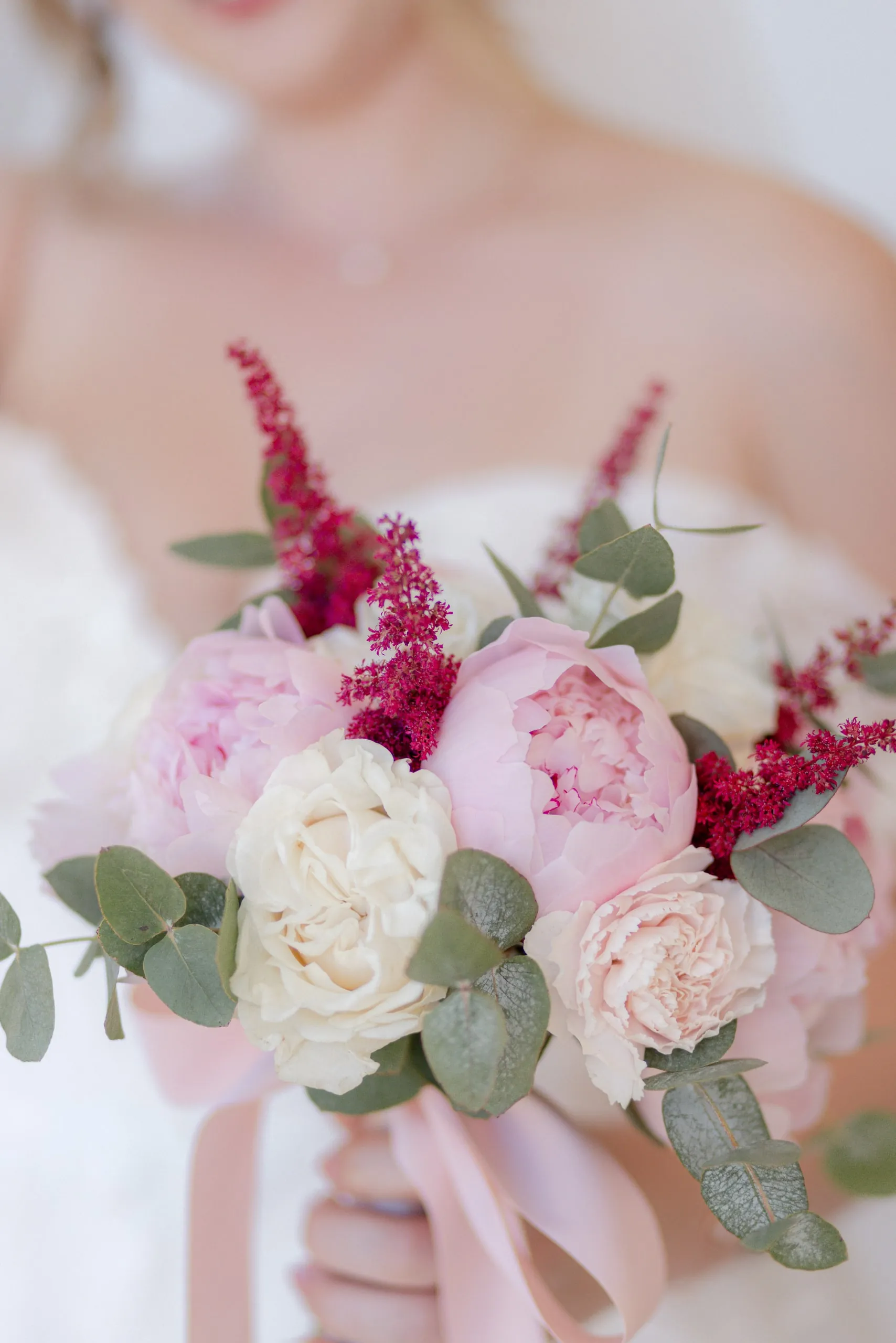 Le bouquet de pivoines roses et blanches, dans les bras de Lorena
