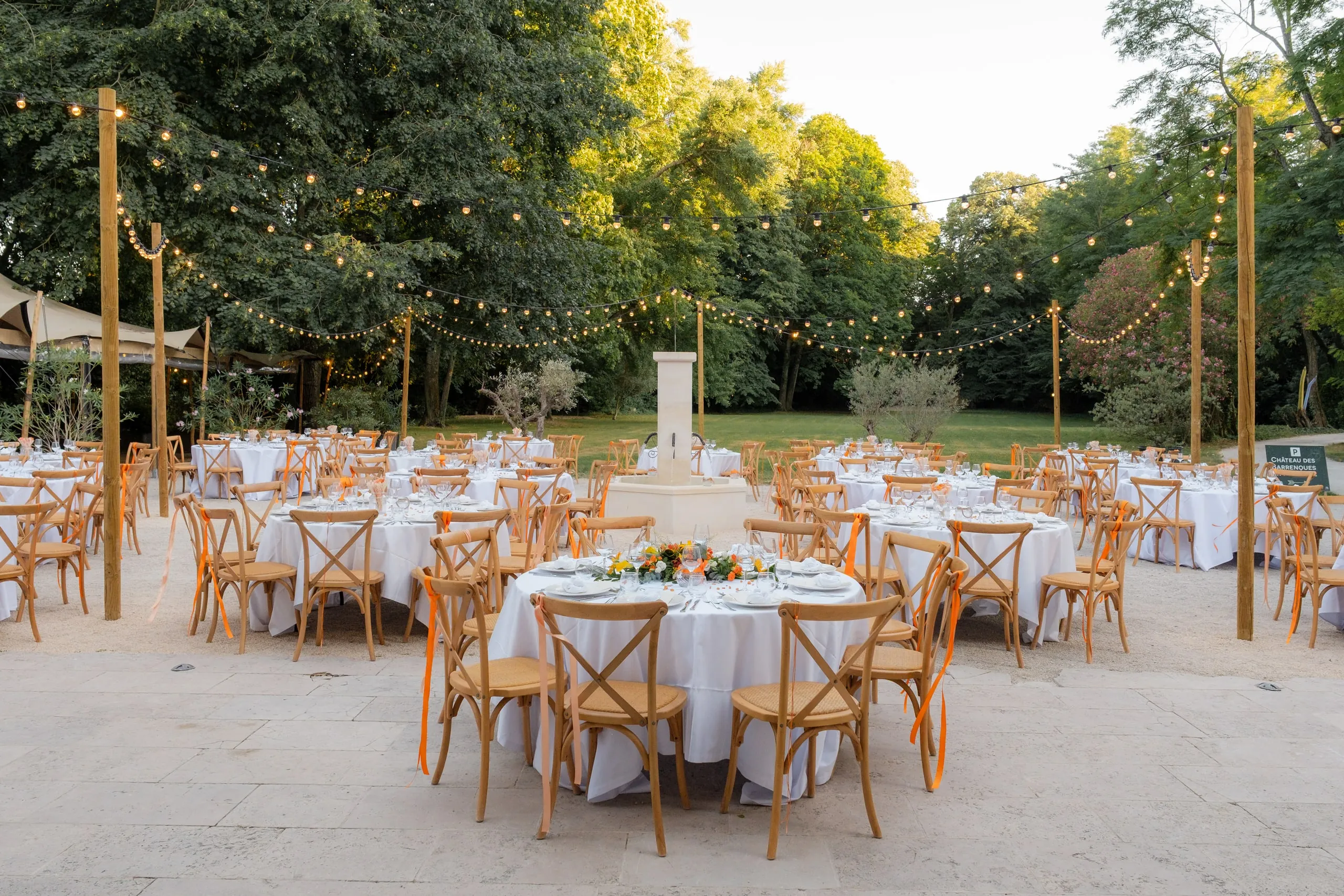 Les tables de la réception dans le parc, à la lumière dorée