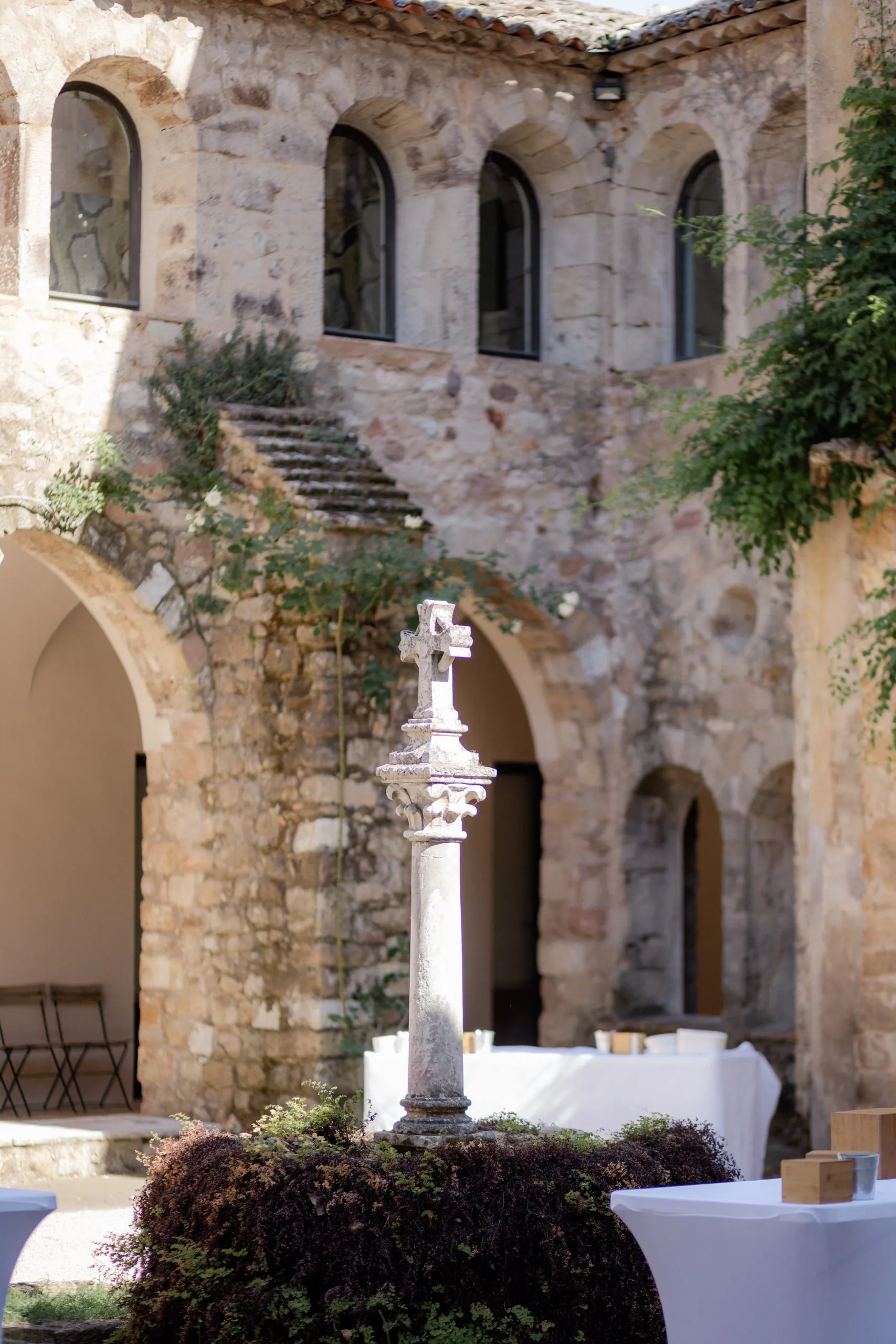 La cour du cloître en pierre, dressée pour le cocktail