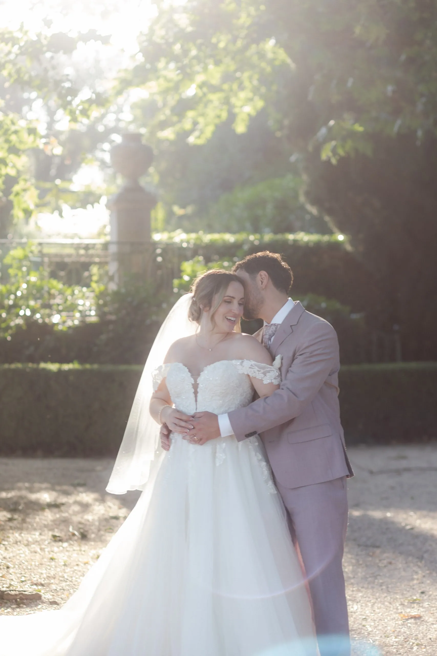 Lorena et Hugo enlacés dans le parc, à la lumière de fin de journée