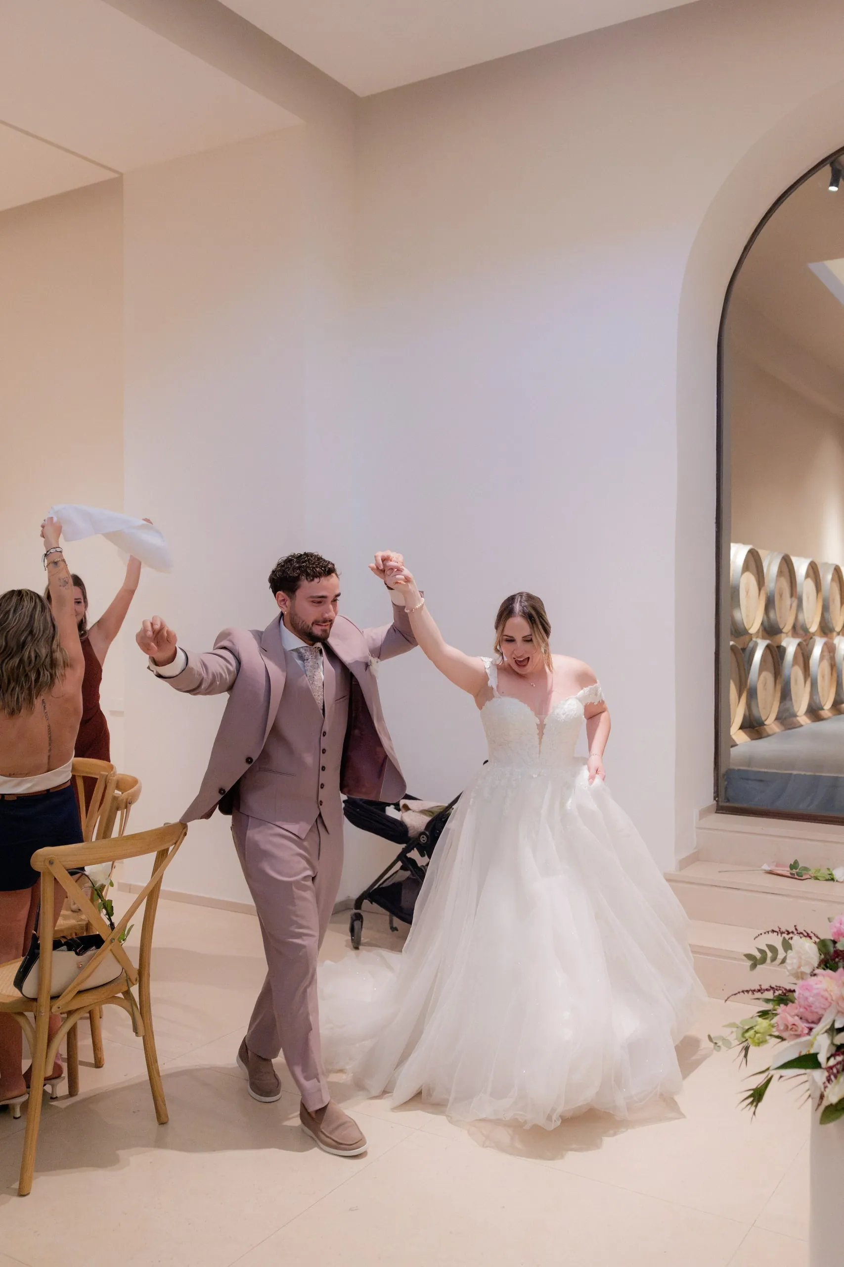 Lorena et Hugo entrent dans la salle, bras levés