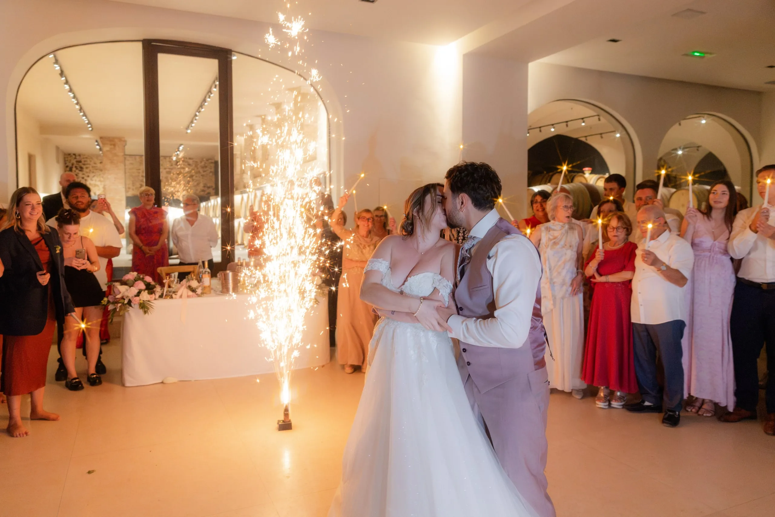 La première danse de Lorena et Hugo, sous les fontaines d'étincelles